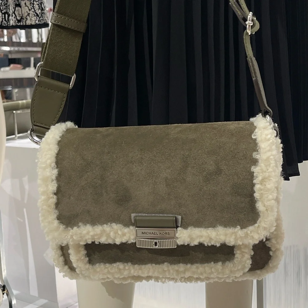 MICHAEL KORS Bradshaw Medium Suede and Faux Shearling Messenger Bag
Olive 
NWT - Picture 11 of 16